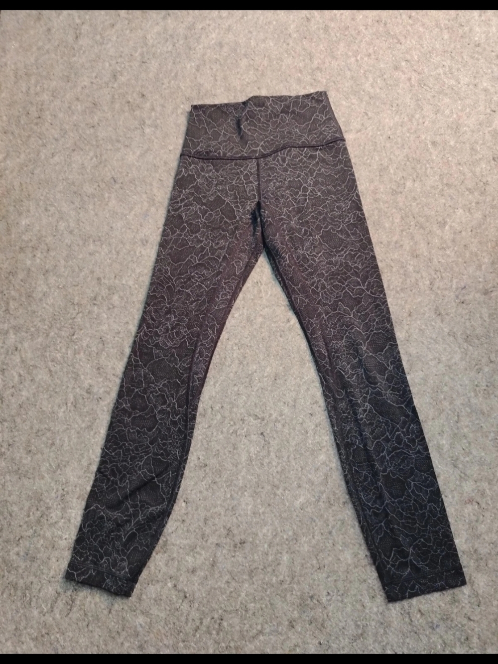 lululemon athletica Black and Gray High-Waist Printed Leggings Size 2